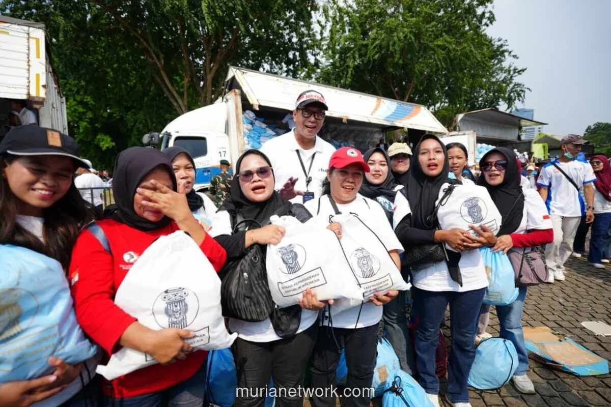 BULOG Bagikan 350.000 Paket Sembako untuk Buruh di Perayaan May Day 2026 Monas