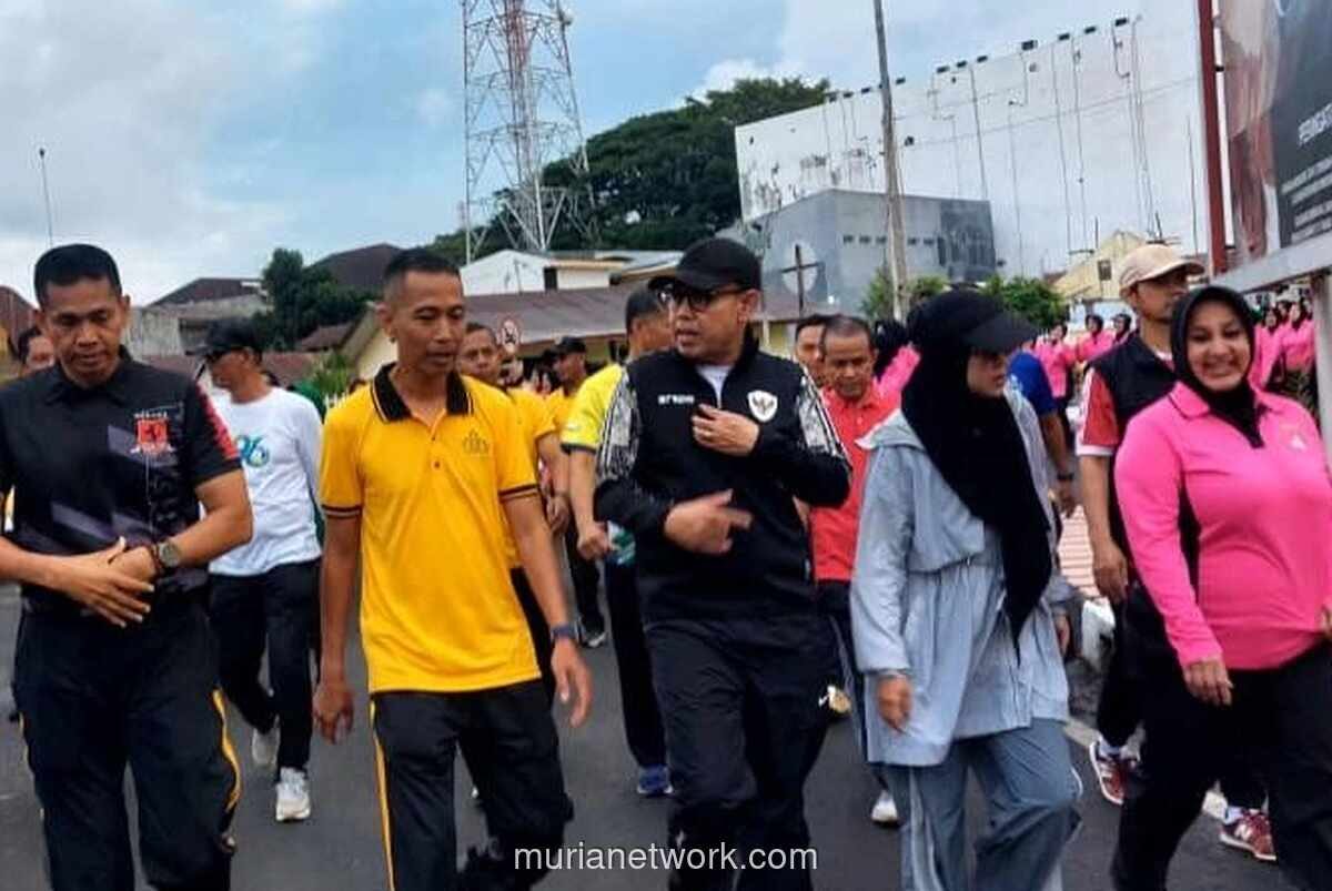 Bupati Bone Serahkan Bonus Rp18 Juta untuk Juara Turnamen Tenis HUT Bhayangkara