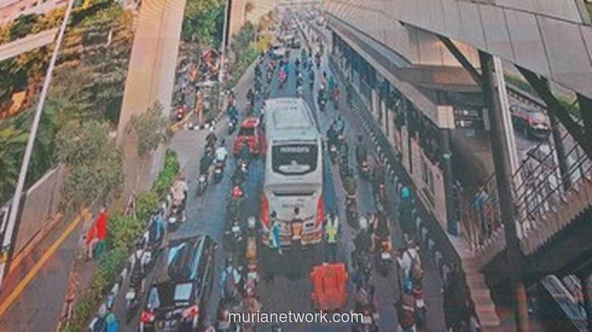 Bus Gangguan Mesin di Gatot Subroto, Lalin Macet