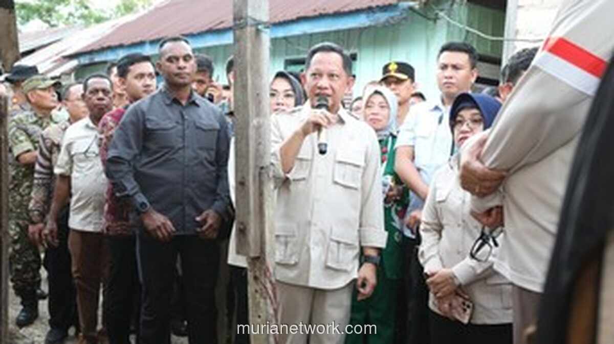 Mendagri Tito Tinjau Langsung Bantuan Perbaikan Rumah Warga di Tambora Jakarta Barat