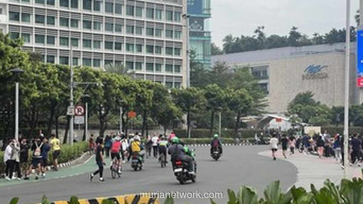 Meski CFD Ditiadakan, Warga Tetap Padati Bundaran HI untuk Berolahraga