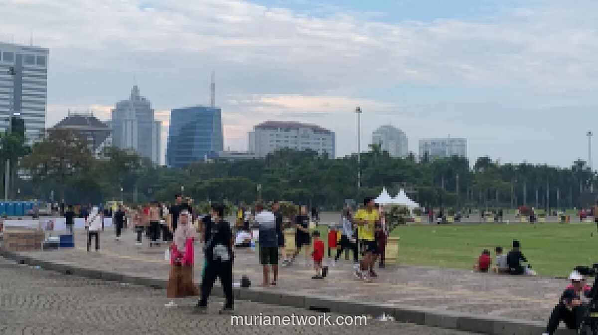 Warga Padati Monas untuk Olahraga Usai CFD Ditiadakan karena Acara Maraton
