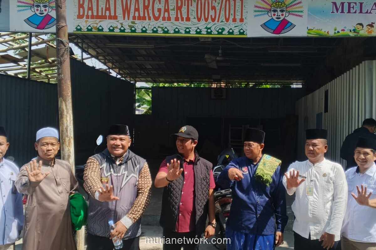 Warga Rawa Buaya Haru Terima Bantuan Kursi Roda dari DPRD DKI dan Dinsos