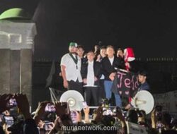 Wakil Ketua DPR Dasco Naik ke Mobil Komando Temui Ribuan Mahasiswa di Depan Parlemen