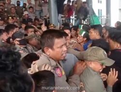 Mahasiswa dan Aparat Saling Dorong di Depan DPRD Sultra saat Tolak Kenaikan BBM dan Kritik Program Makan Bergizi Gratis