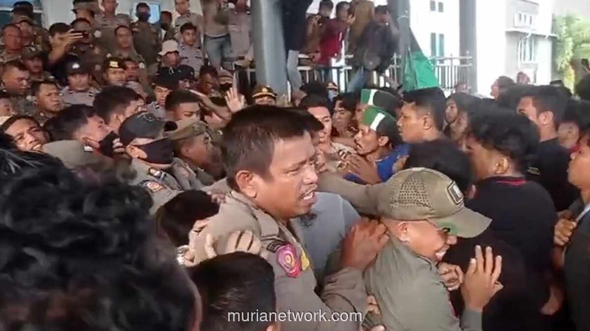 Mahasiswa dan Aparat Saling Dorong di Depan DPRD Sultra saat Tolak Kenaikan BBM dan Kritik Program Makan Bergizi Gratis