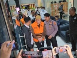 Tersangka Korupsi Kuota Haji Menangis saat Digiring ke Mobil Tahanan KPK