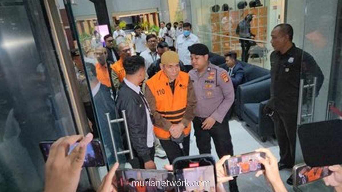 Tersangka Korupsi Kuota Haji Menangis saat Digiring ke Mobil Tahanan KPK