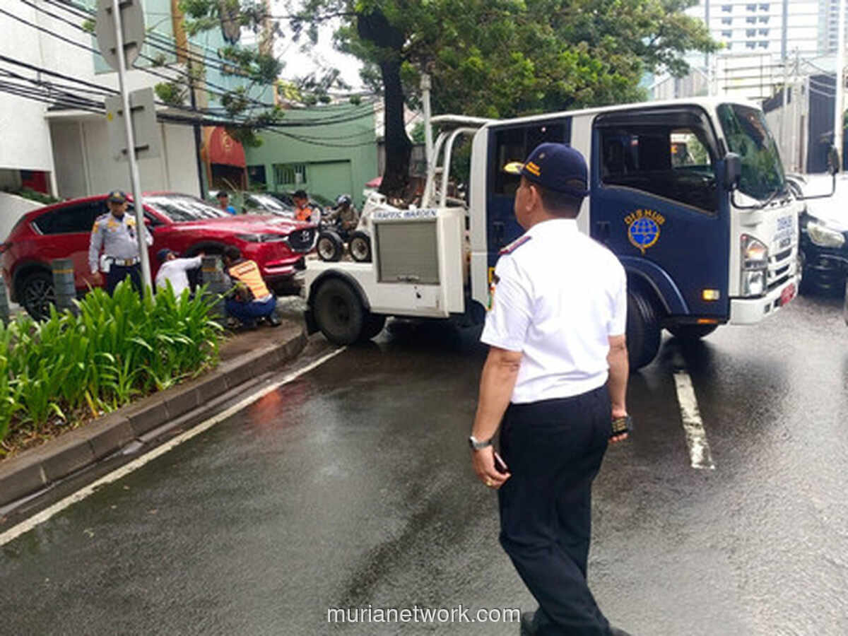 Sudut Pandang: Penertiban Parkir Liar di Jalan Senopati dan Gunawarman, Sudin Hubung Jaksel Derek Mobil Mewah hingga Cabut Pentil Motor