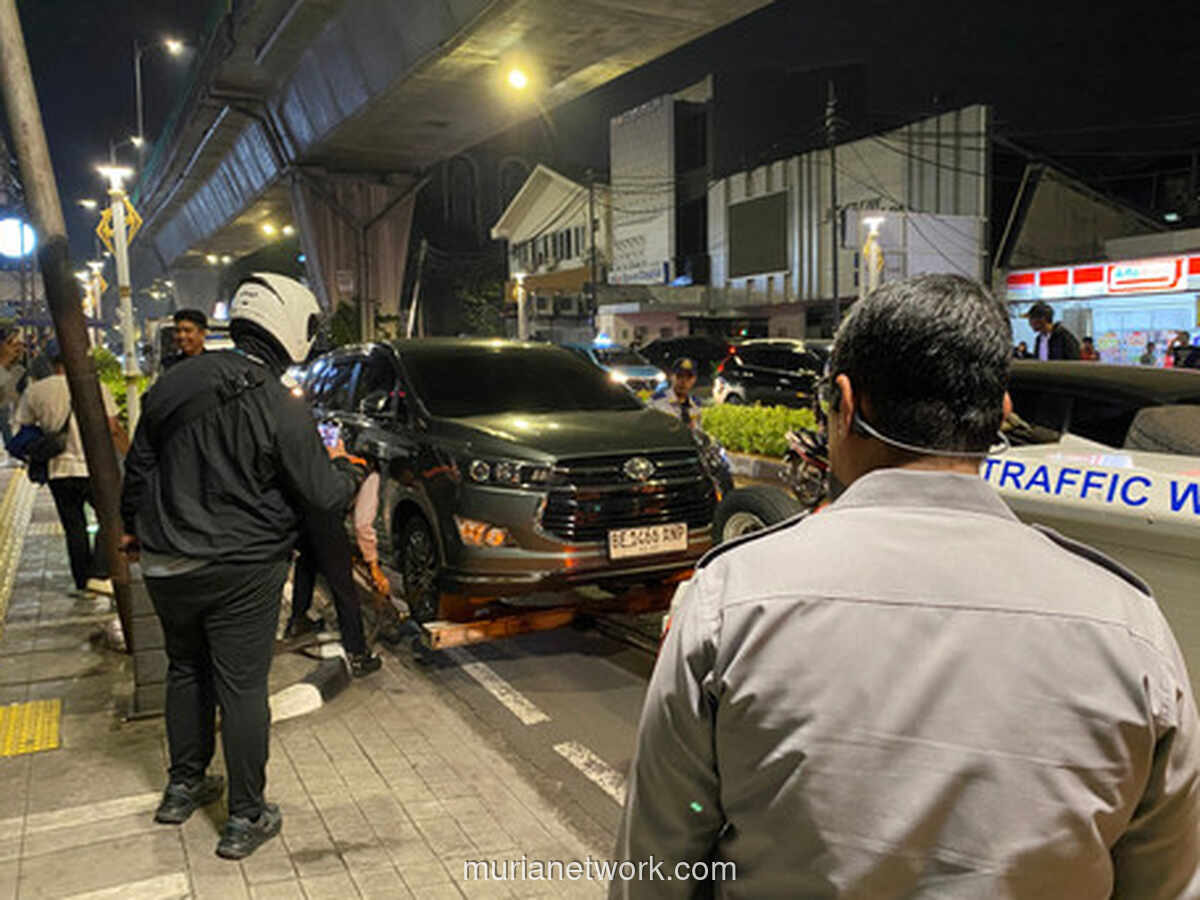 Dishub DKI Tertibkan Parkir Liar di Kebayoran Baru, Empat Mobil Kena Sanksi