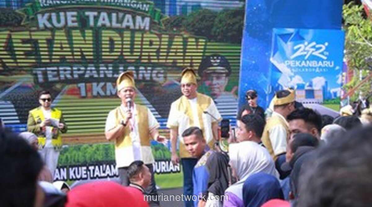 Kue Talam Ketan Durian Sepanjang Satu Kilometer di Pekanbaru Catat Rekor Dunia MURI