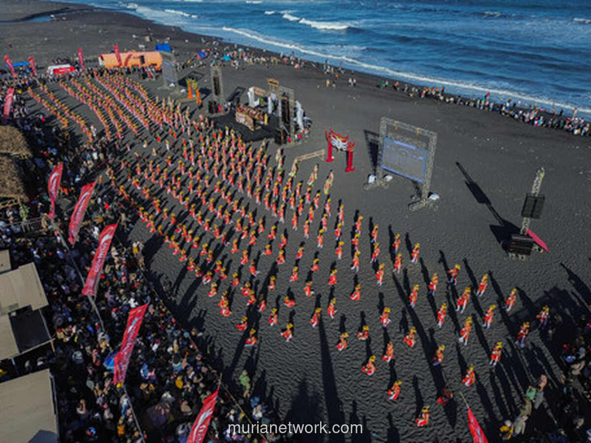 500 Penari Tampil Kolosal di Pantai Watu Pecak, Angkat Kisah Lahirnya Negeri Lamadjang