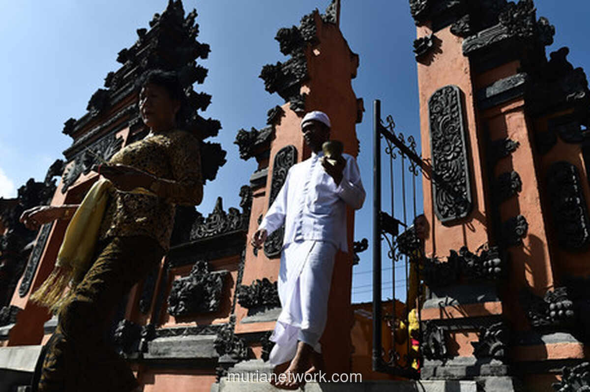 Umat Hindu Rayakan Hari Raya Kuningan dengan Tradisi Mesuryak dan Persembahyangan