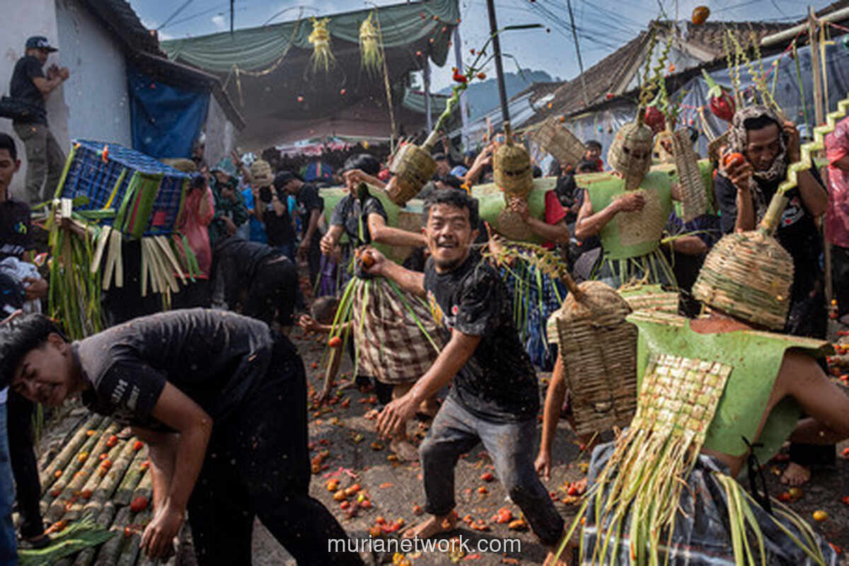 Ratusan Warga Lembang Gelar Festival Perang Tomat, Ritual Buang Energi Negatif Jadi Daya Tarik Wisata