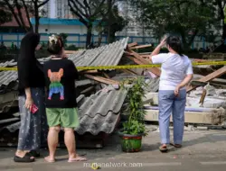 Rumah Kosong di Tepi Sungai Ciliwung Petamburan Roboh Akibat Abrasi
