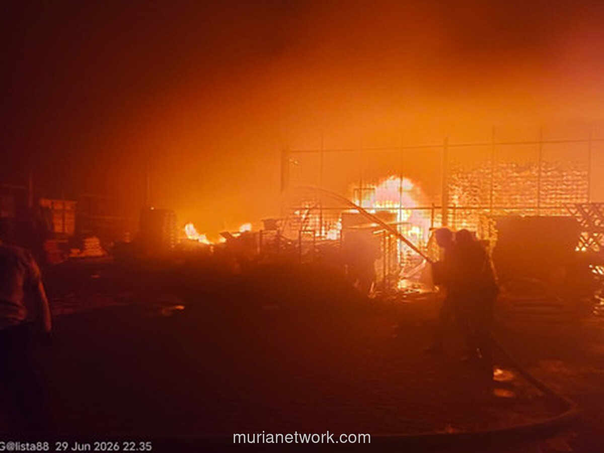 Kebakaran Melanda Gudang di Cakung, 13 Unit Damkar Dikerahkan