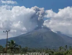 Gunung Lewotobi Laki-laki Meletus, Kolom Abu Capai 900 Meter