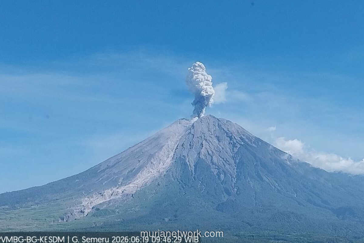 Gunung Semeru Erupsi, Kolom Abu Setinggi 800 Meter Terpantau ke Arah Barat Laut