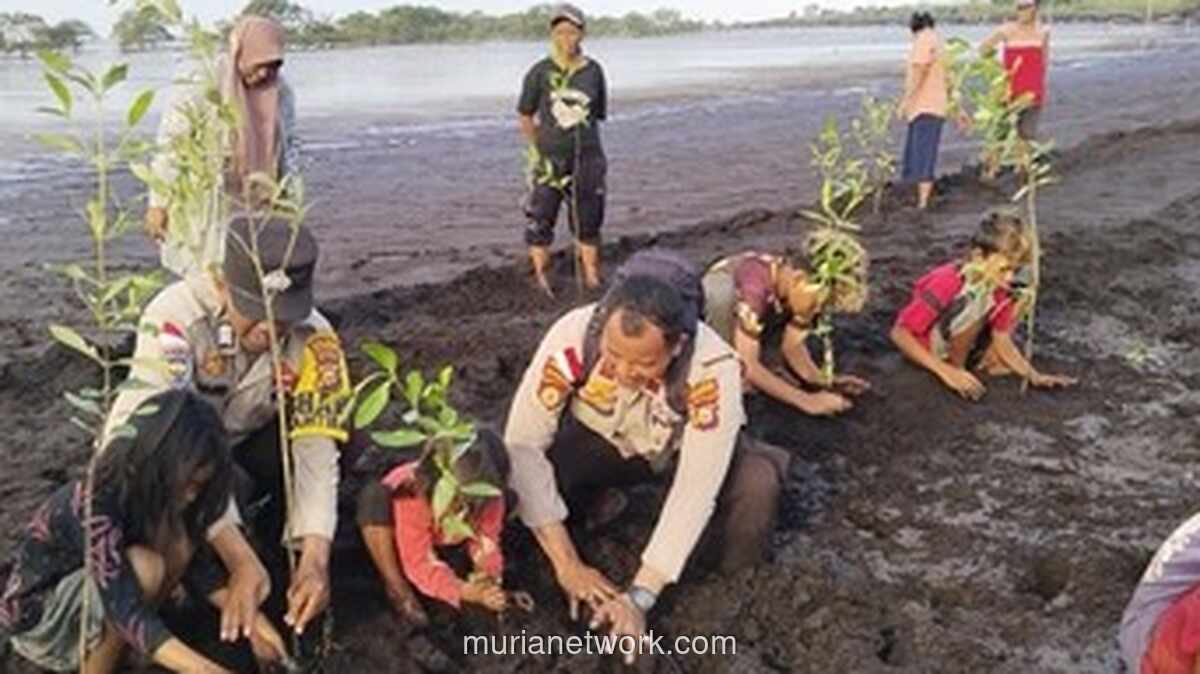 Polsek Rangsang Tanam Mangrove di Pantai Gelombang Cinta, Wujud Green Policing Jaga Ekosistem Pesisir
