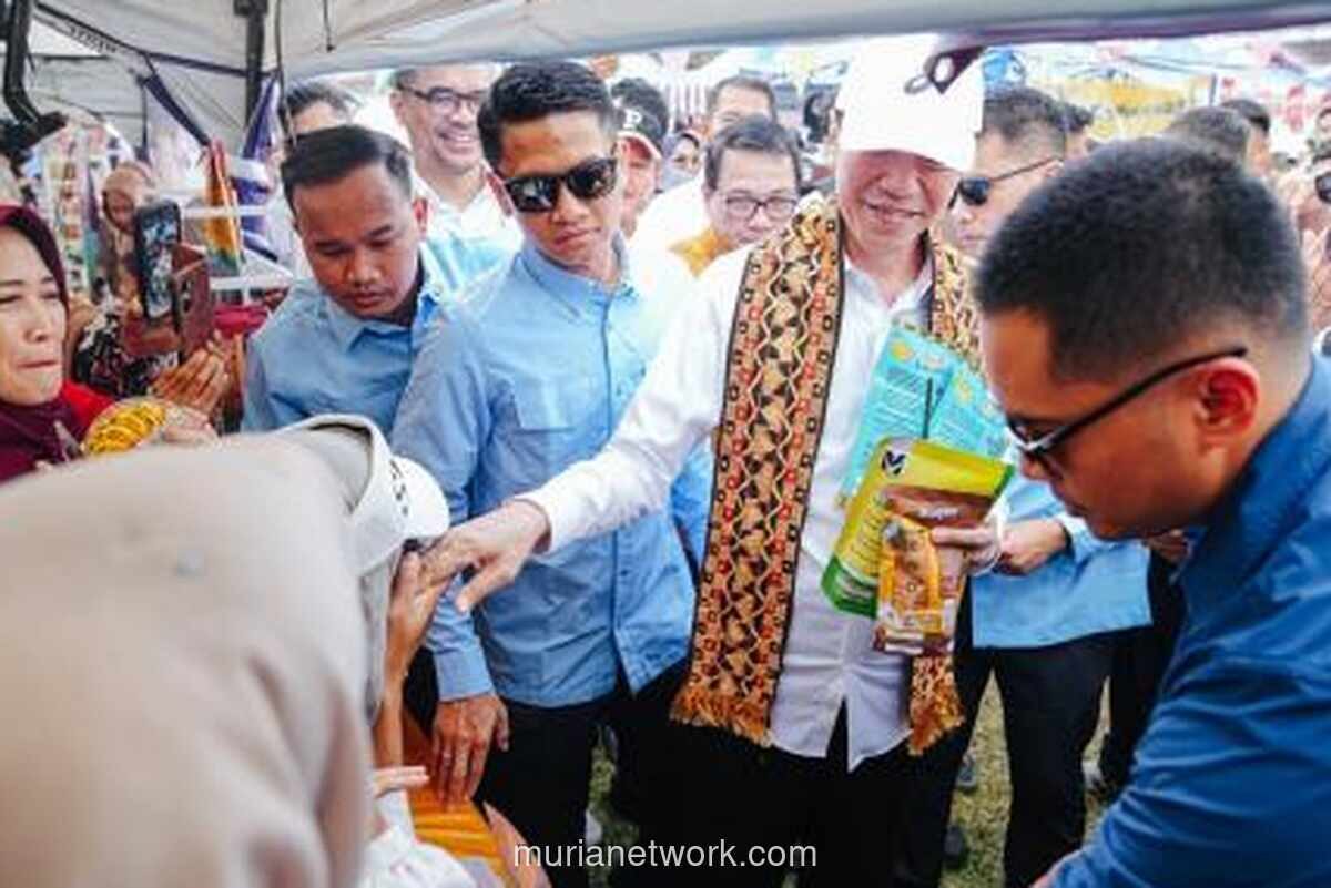 Hari Terakhir Blusukan di Lampung, Jokowi Borong Produk UMKM hingga Bertemu Teman Kuliah