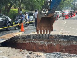 Jalan Lenteng Agung Raya Arah Selatan Ditutup Sementara Mulai Siang Ini untuk Perbaikan Jalan Ambles