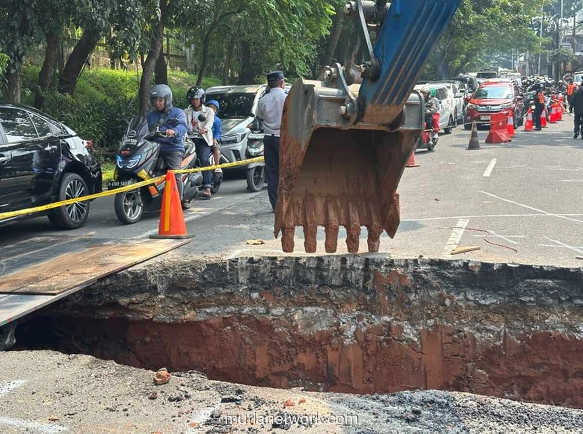 Jalan Lenteng Agung Raya Arah Selatan Ditutup Sementara Mulai Siang Ini untuk Perbaikan Jalan Ambles