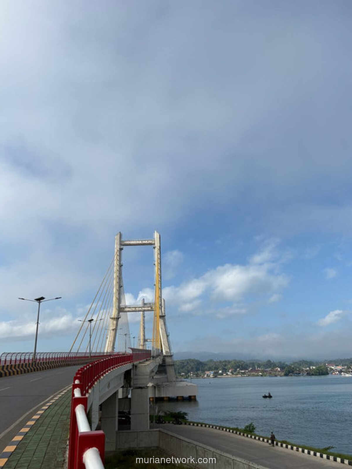 Menyeberangi Jembatan Teluk, Seorang Warga Menemukan Makna Infrastruktur sebagai Simbol Keterhubungan dan Kehadiran Negara