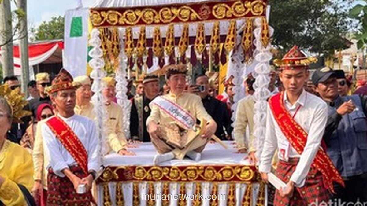 Jokowi Dianugerahi Gelar Adat ‘Baginda Pemuka Bangsa’ di Lampung