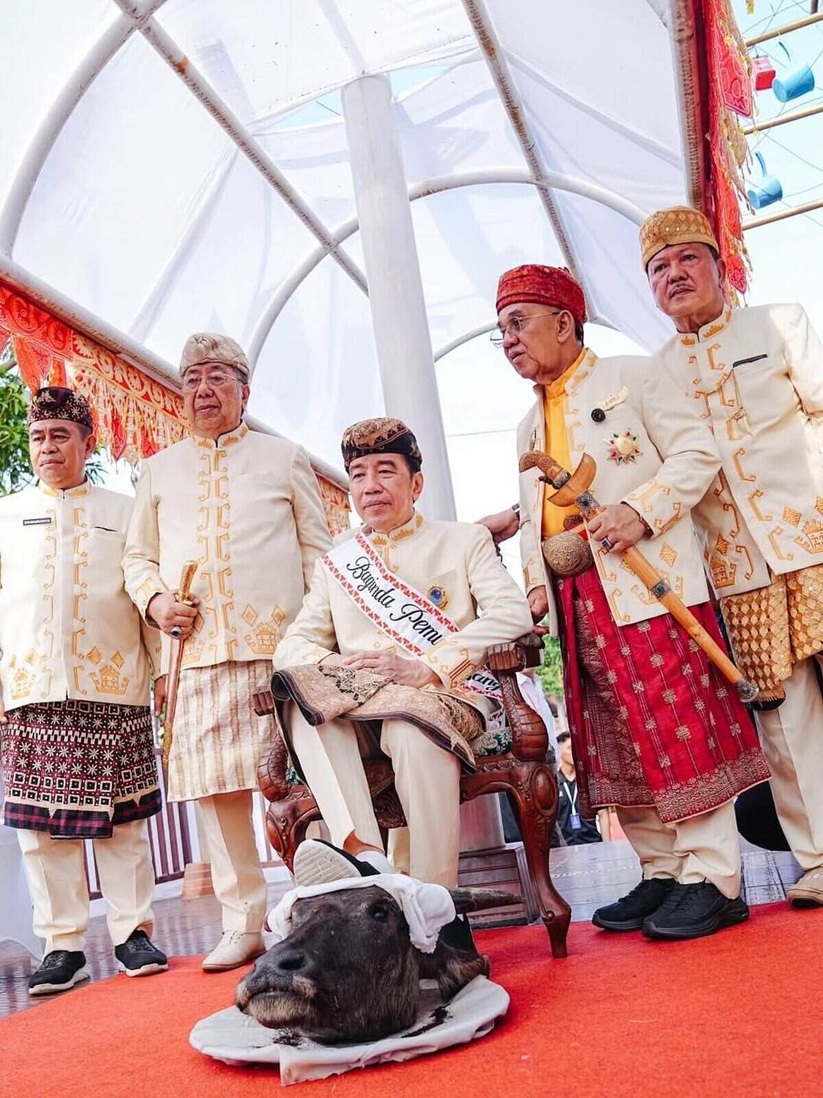 Jokowi Injak Kepala Kerbau di Lampung, Apa Artinya? Ini Penjelasan dan Pro-Kontranya