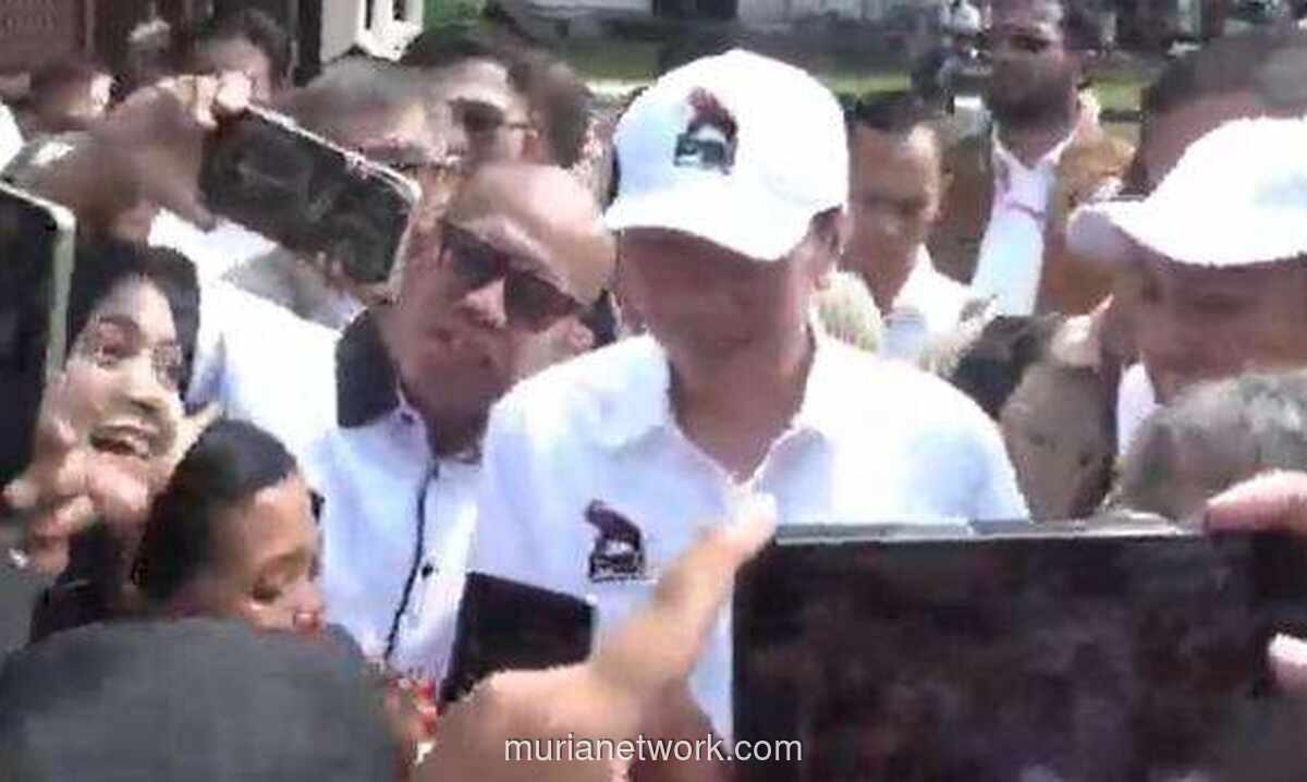 Ratusan Kader PSI Sambut Kedatangan Jokowi di Bandar Lampung, Mantan Presiden Kenakan Seragam Partai