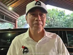 Jokowi Pakai Kemeja dan Topi PSI Pemberian Kaesang saat Bertolak ke Lampung