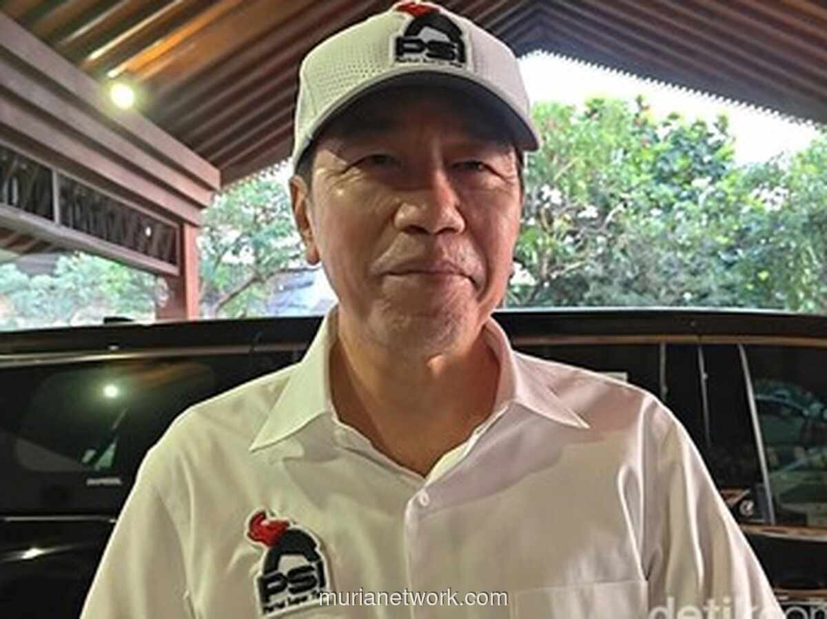 Jokowi Pakai Kemeja dan Topi PSI Pemberian Kaesang saat Bertolak ke Lampung