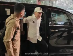 Jokowi Kenakan Atribut PSI Pemberian Kaesang, Awali Safari Politik di Lampung