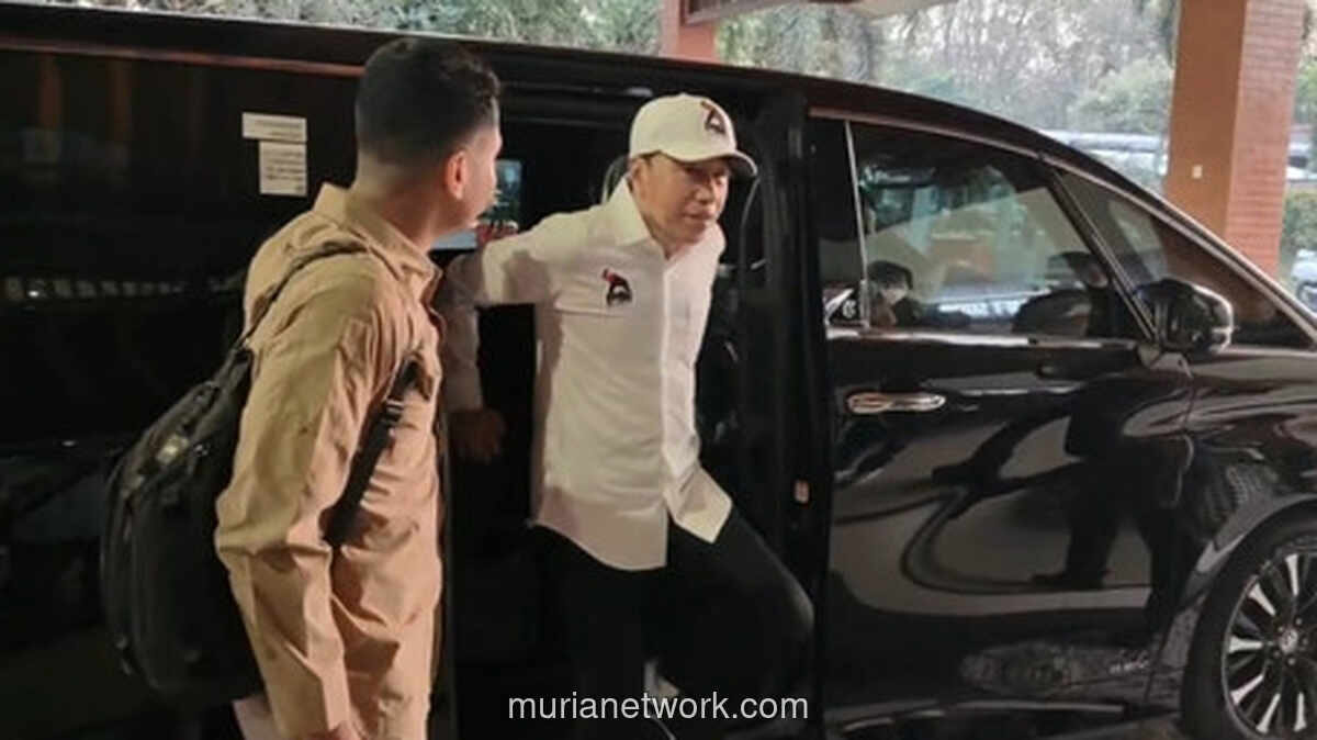 Jokowi Kenakan Atribut PSI Pemberian Kaesang, Awali Safari Politik di Lampung