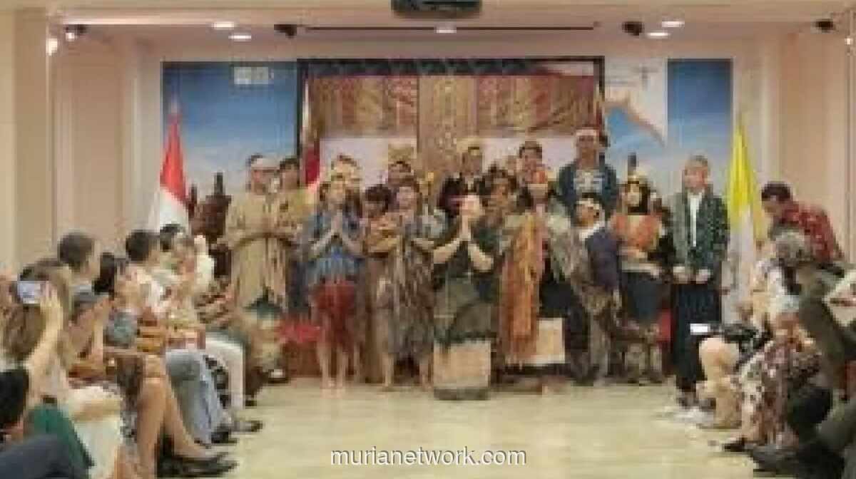 KBRI Takhta Suci Perkenalkan Tenun Nusantara ke Dunia Lewat Acara ‘Women, Thread, dan Time’ di Roma