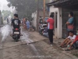 Petugas Bagikan Masker dan Obat ke Warga Terdampak Asap Kebakaran Pabrik Sandal di Cipondoh
