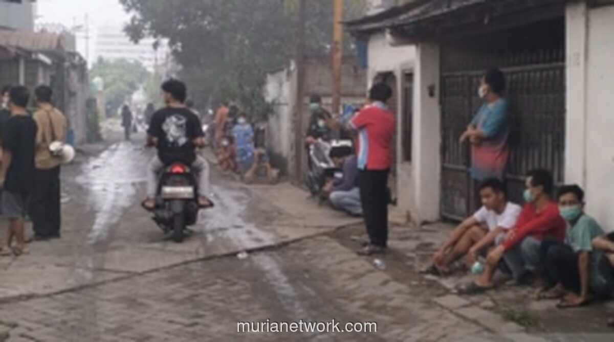 Petugas Bagikan Masker dan Obat ke Warga Terdampak Asap Kebakaran Pabrik Sandal di Cipondoh