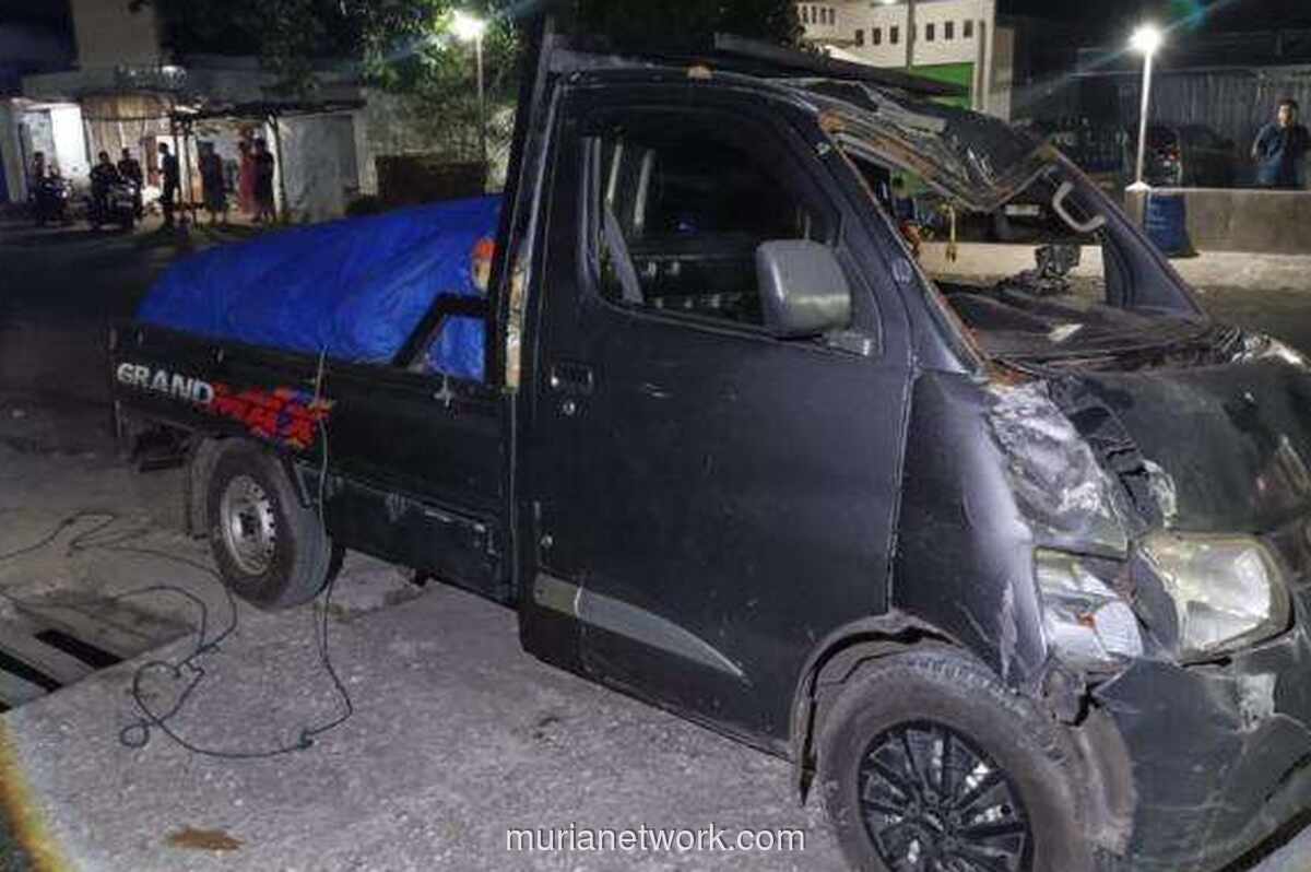 Mobil Pikap Tabrak Teras Toko di Jombang, Sopir Diduga Mengantuk