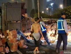 Truk Terguling di Tol Dalam Kota Akibat Kelebihan Muatan, Ratusan Kardus Tepung Berserakan
