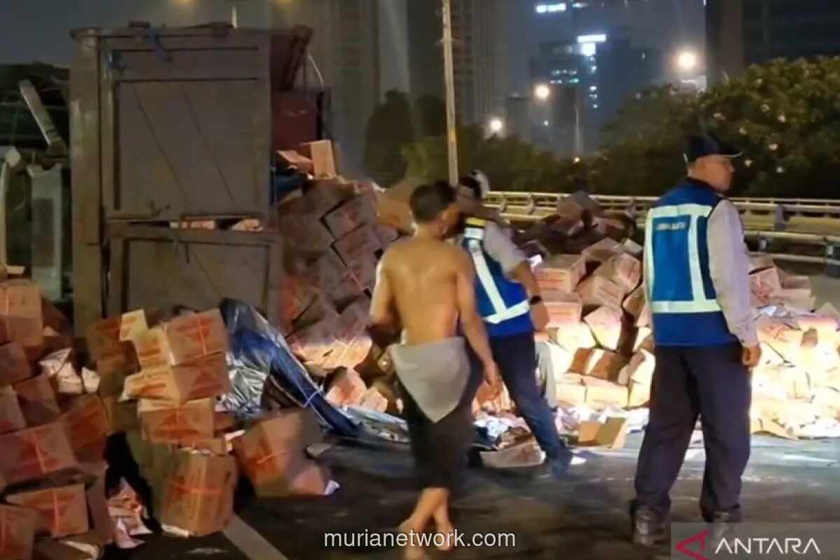 Truk Terguling di Tol Dalam Kota Akibat Kelebihan Muatan, Ratusan Kardus Tepung Berserakan