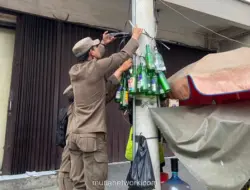 Botol Miras Bergelantungan di Tiang Listrik, Warga Karawang Protes Satpol PP
