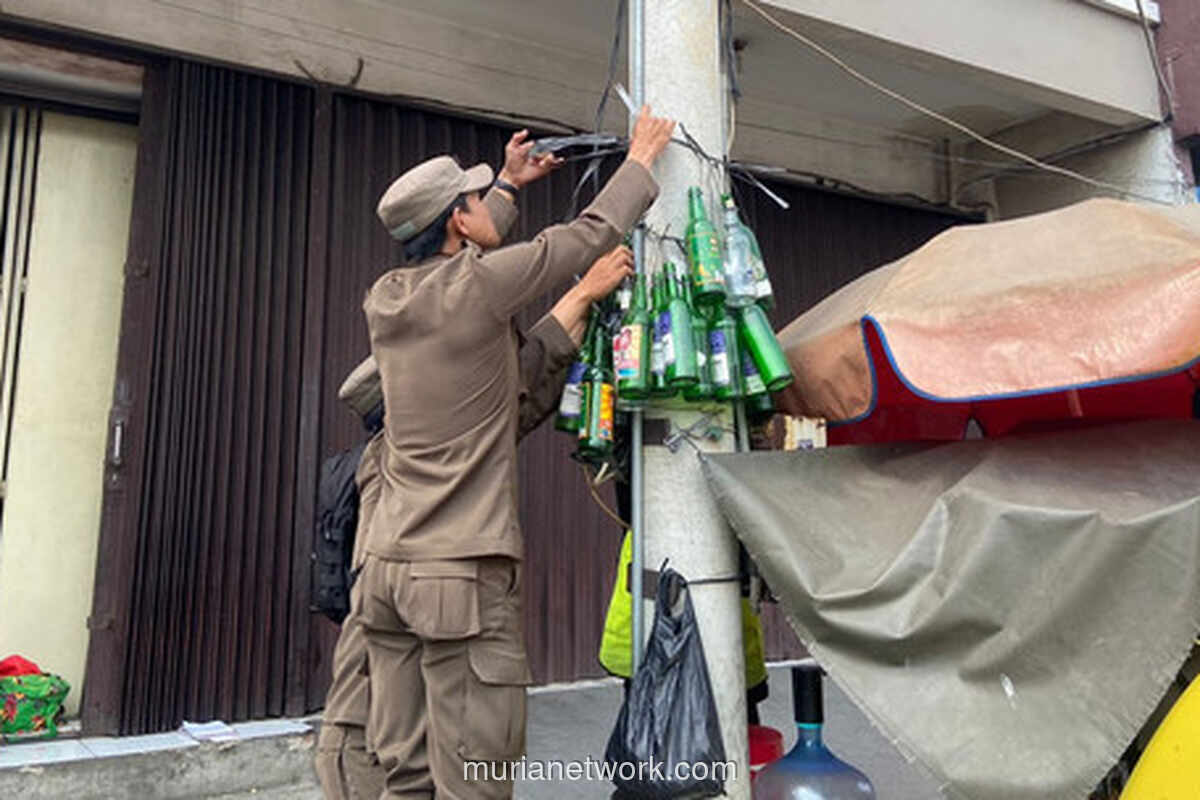 Botol Miras Bergelantungan di Tiang Listrik, Warga Karawang Protes Satpol PP