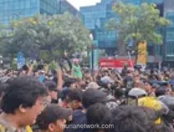 Mahasiswa Aksi di Jakarta, Pengendara Dukung dengan Klakson dan Acungan Jempol