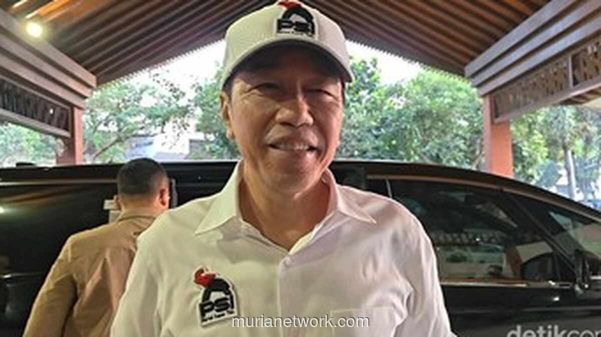 Jokowi Pakai Jaket PSI di Lampung, Isyaratkan Posisi di Partai Anaknya