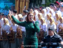 Ade Astrid dan 500 Pegiat Seni Meriahkan Bandung Kota Angklung Festival, Buktikan Budaya Tradisional Tetap Relevan