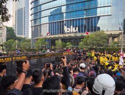 Ribuan Mahasiswa UI Bertahan di Jalan Sudirman, Polisi Pasang Barikade Halau Aksi ke Bundaran HI
