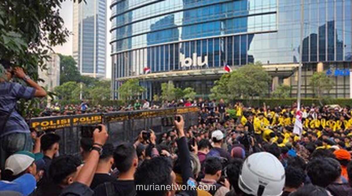 Ribuan Mahasiswa UI Bertahan di Jalan Sudirman, Polisi Pasang Barikade Halau Aksi ke Bundaran HI