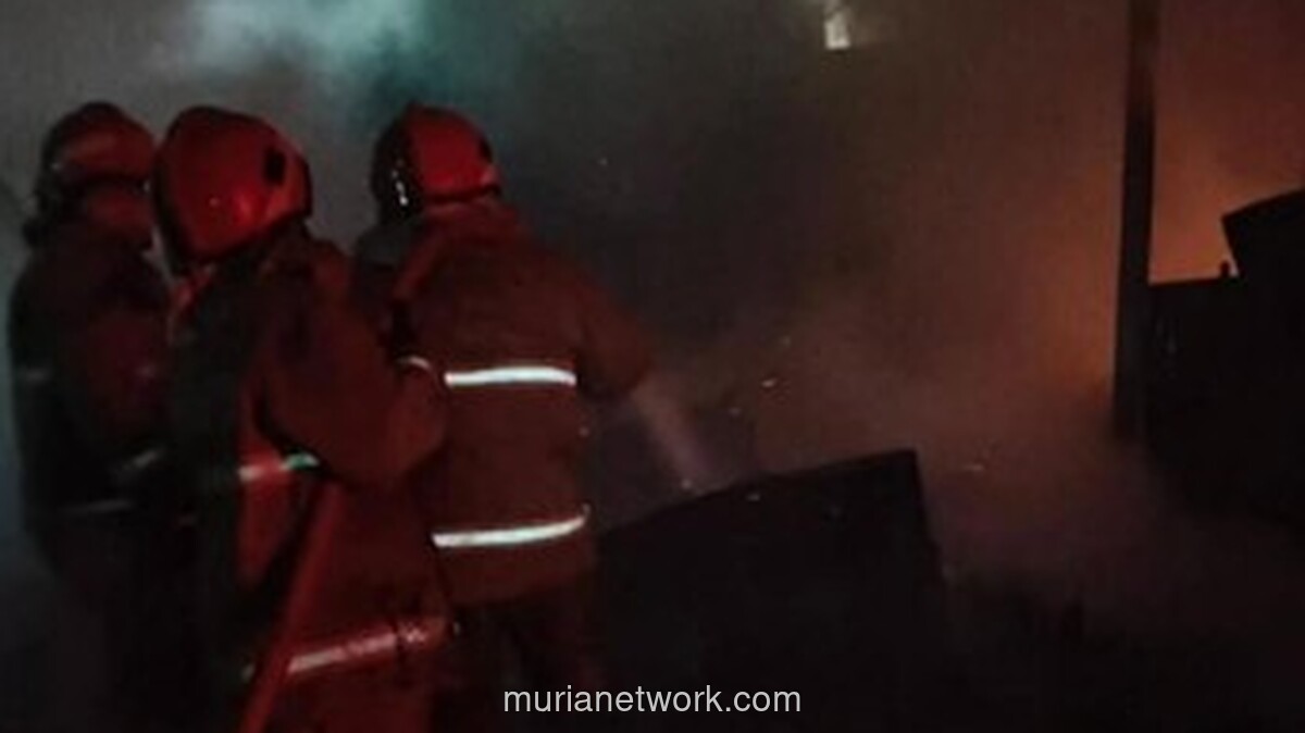 Kebakaran Landa Rumah Kost di Palmerah, 65 Personel Damkar Dikerahkan