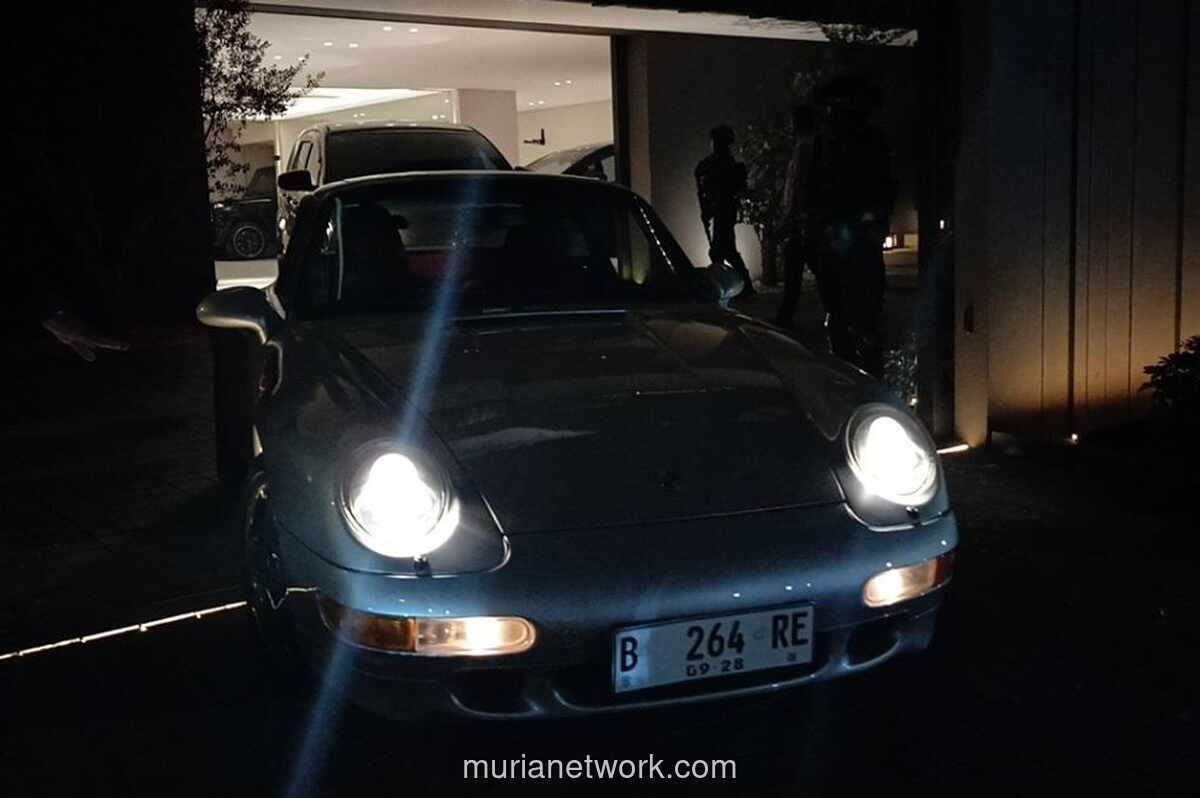 KPK Sita Dua Mobil Porsche dan Empat Motor Besar dari Rumah Eks Wamen Imipas Silmy Karim