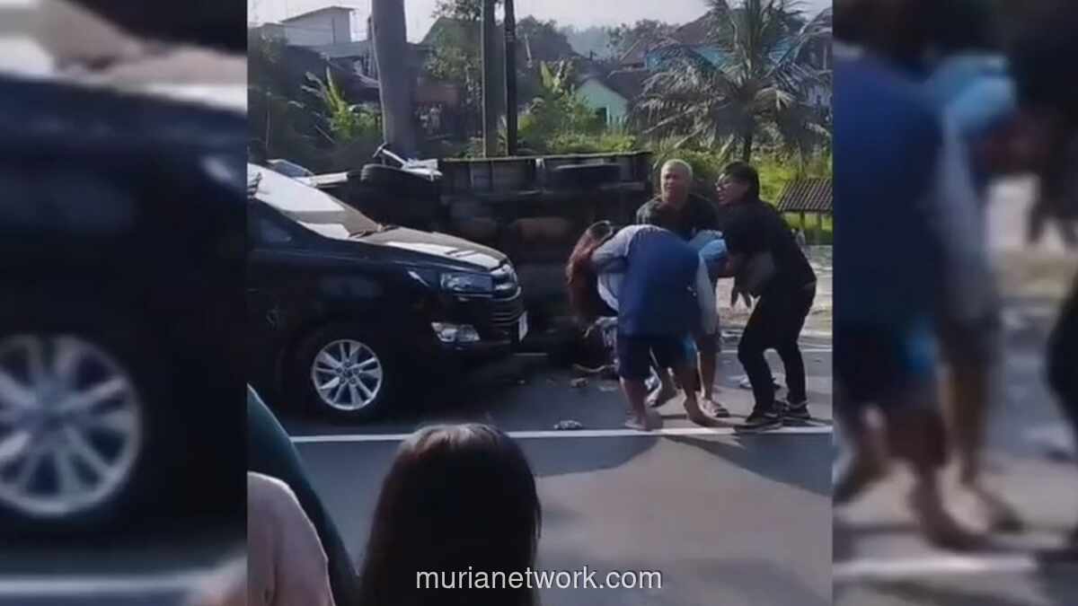 Balita Tewas, Belasan Luka dalam Kecelakaan Pikap Angkut Rombongan di Sumedang